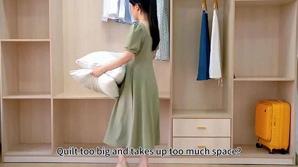 Set of 5 Large Vacuum Storage Bags with a Manual Pump - Protects Against Dust And Moisture, Features a Zipper Closure - Ideal for Clothing, Bedding, Dorm Rooms, And Moving, a Must-Have for Relocation. Zippered Storage Bag. Secure Closure